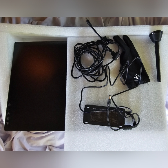 Gaomon PD2200 Pen Display Drawing Tablet - Picture 3 of 3